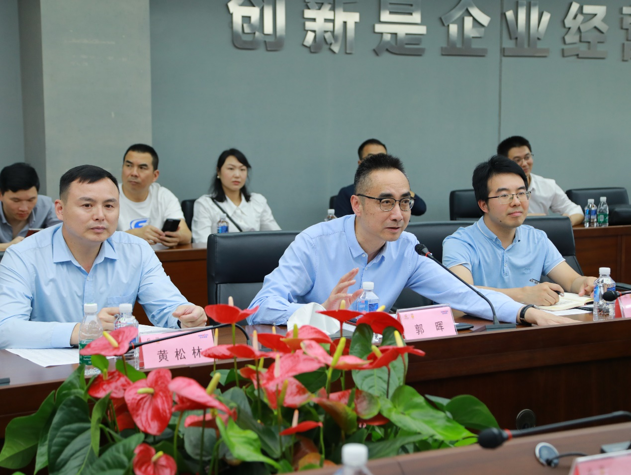 湘潭市工信局带队光临k豆钱包智能发展智能造作现场观摩互换活动