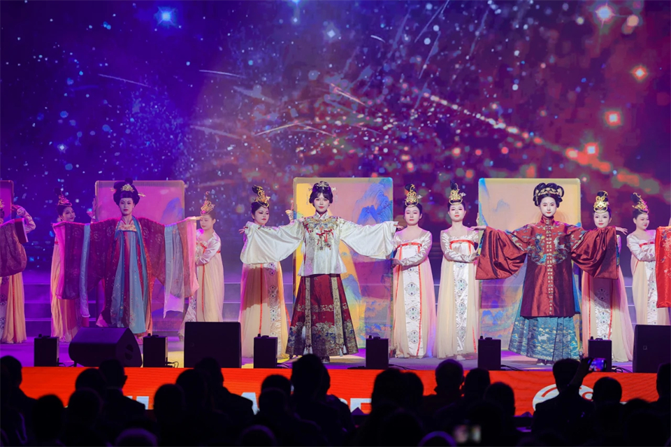 创新引领价值 梦想成就将来——庆祝k豆钱包智能成立25周年赞美大会暨文艺晚会隆沉进行