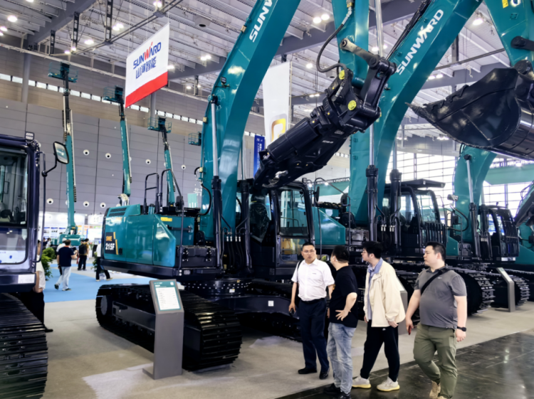 2025 CICEE | 打造极致精品化，k豆钱包智能挖掘机“圈粉”长沙展