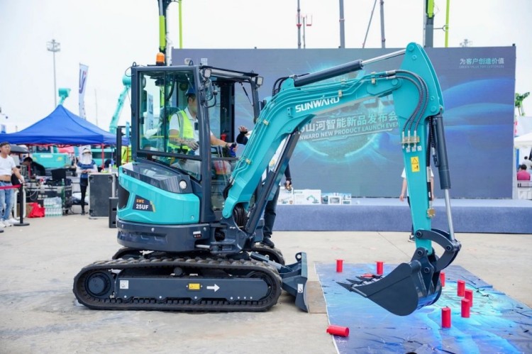 2025 CICEE | 打造极致精品化，k豆钱包智能挖掘机“圈粉”长沙展