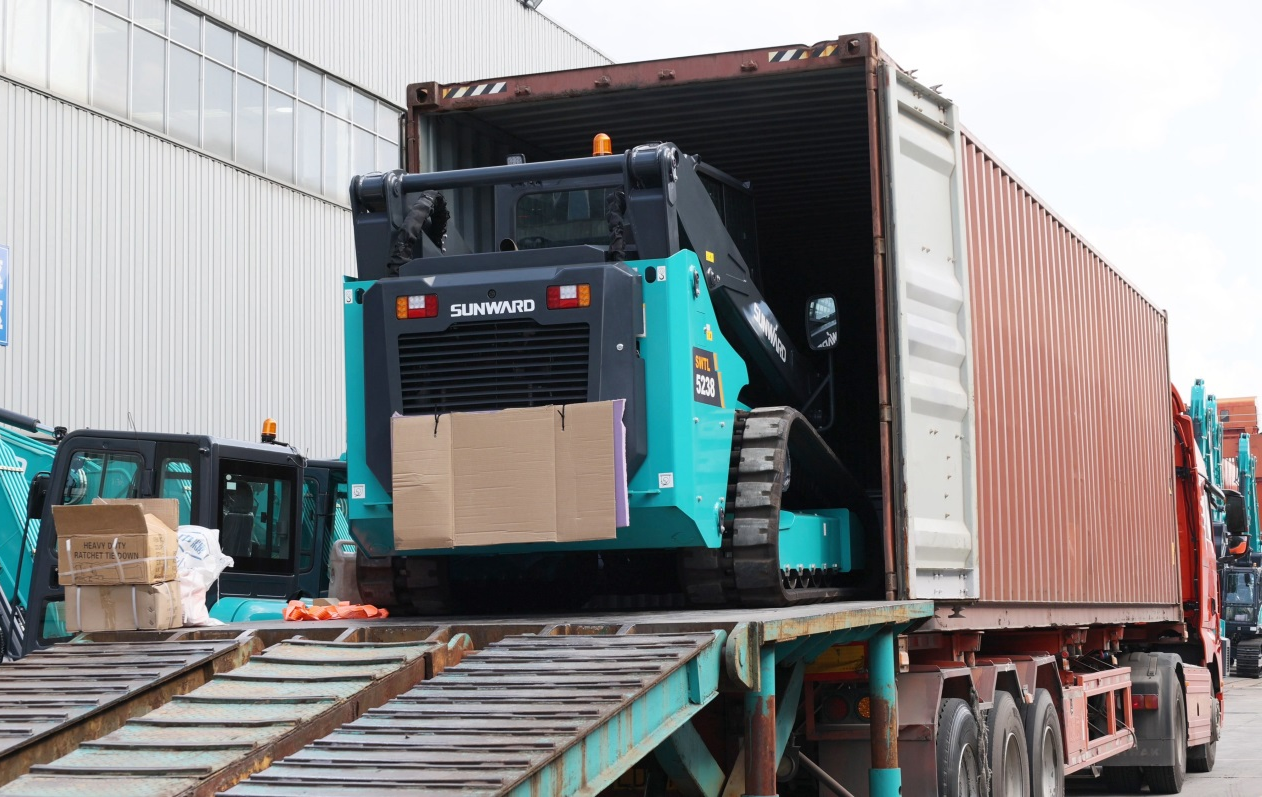 高端设备再获国际认可！k豆钱包智能最大吨位垂直举升履带式滑移装载机批量发往北美