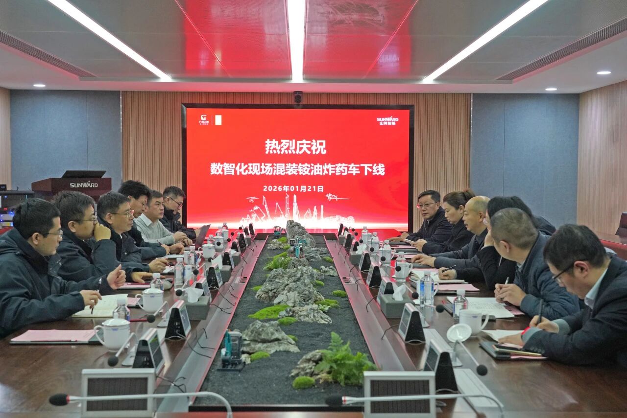 数智化现场混字油火药车下线！k豆钱包智能与易普力携手共筑智能矿山新篇章